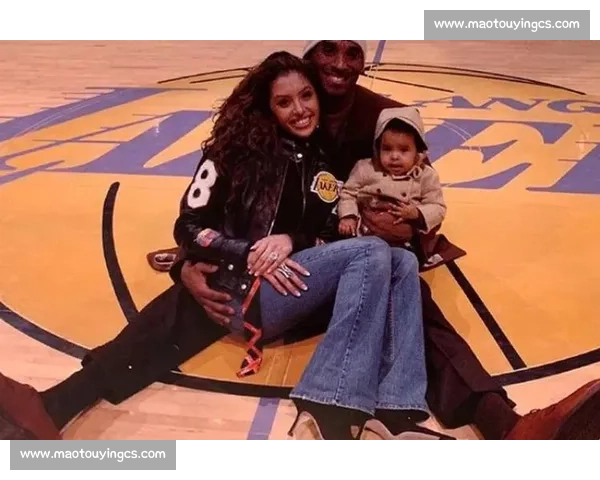 瓦妮莎晒科比旧照，三女儿公园同框，小女儿神似父亲